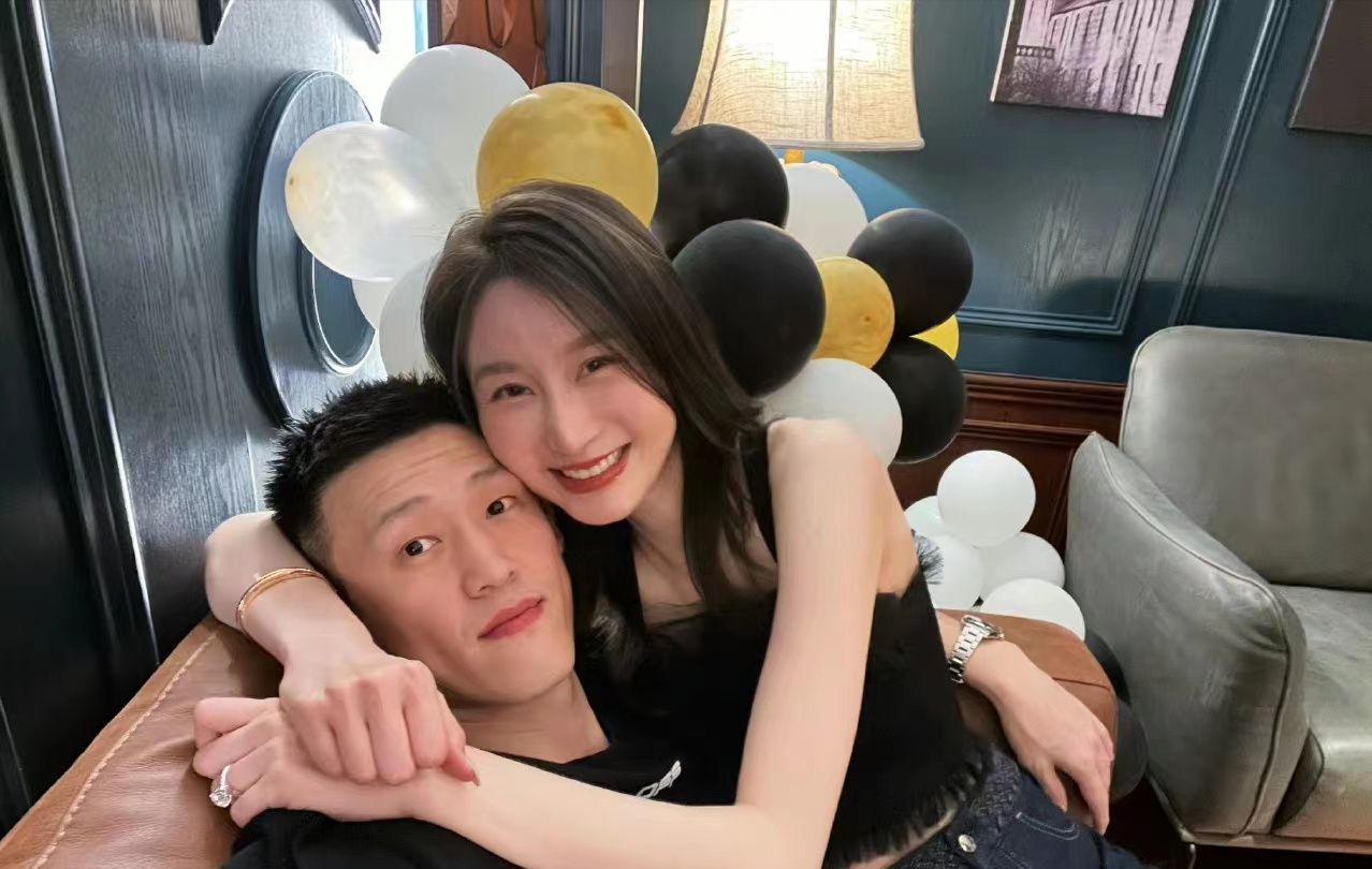 一起,并顺利进入婚姻殿堂,当时婚礼现场,来自广东男篮的队友如刘晓宇