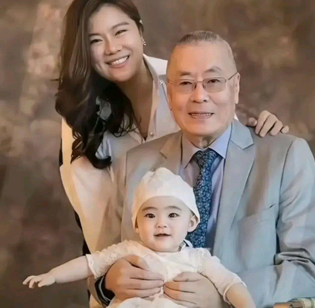 著名钢琴大师刘诗昆与他的妻女