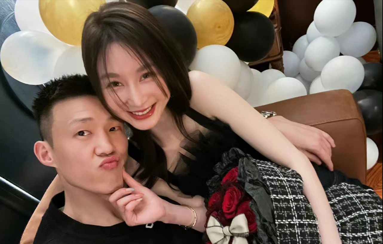 一起,并顺利进入婚姻殿堂,当时婚礼现场,来自广东男篮的队友如刘晓宇