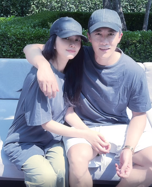 杜淳回家陪妻女过520,王灿晒一家三口秀幸福,夫妻穿情侣装好甜休闲区蓝鸢梦想 - Www.slyday.coM 杜淳回家陪妻女过520,王灿晒一家三口秀幸福,夫妻穿情侣装好甜休闲区蓝鸢梦想 - Www.slyday.coM