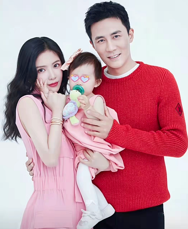 杜淳回家陪妻女过520,王灿晒一家三口秀幸福,夫妻穿情侣装好甜休闲区蓝鸢梦想 - Www.slyday.coM 杜淳回家陪妻女过520,王灿晒一家三口秀幸福,夫妻穿情侣装好甜休闲区蓝鸢梦想 - Www.slyday.coM