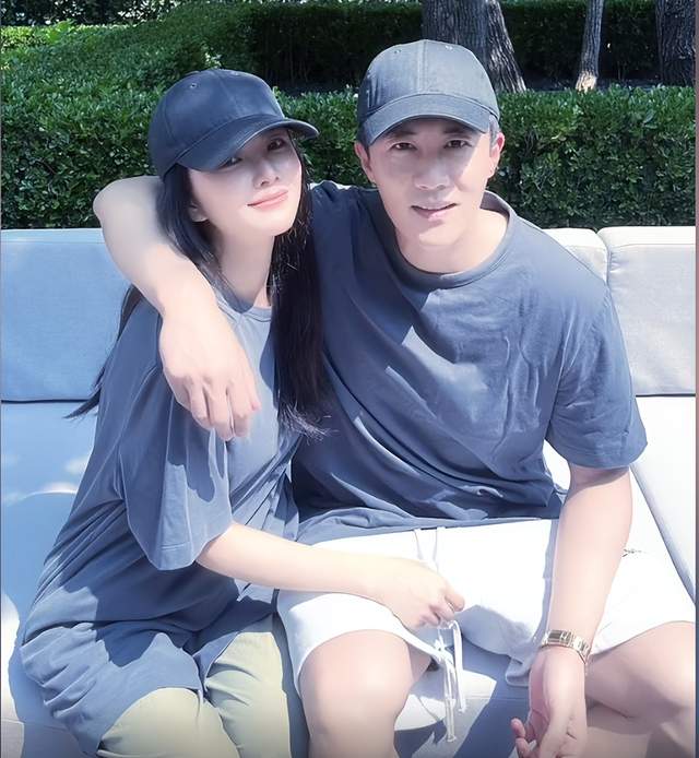 杜淳回家陪妻女过520,王灿晒一家三口秀幸福,夫妻穿情侣装好甜休闲区蓝鸢梦想 - Www.slyday.coM 杜淳回家陪妻女过520,王灿晒一家三口秀幸福,夫妻穿情侣装好甜休闲区蓝鸢梦想 - Www.slyday.coM