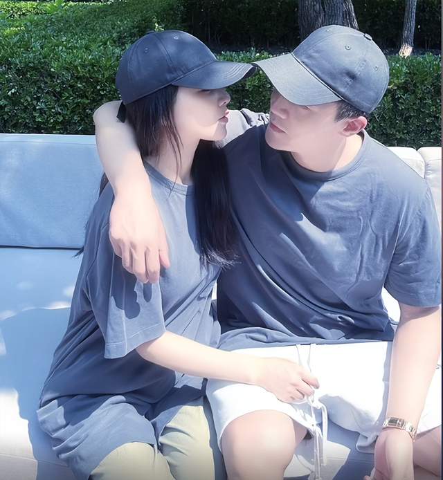 杜淳回家陪妻女过520,王灿晒一家三口秀幸福,夫妻穿情侣装好甜休闲区蓝鸢梦想 - Www.slyday.coM 杜淳回家陪妻女过520,王灿晒一家三口秀幸福,夫妻穿情侣装好甜休闲区蓝鸢梦想 - Www.slyday.coM