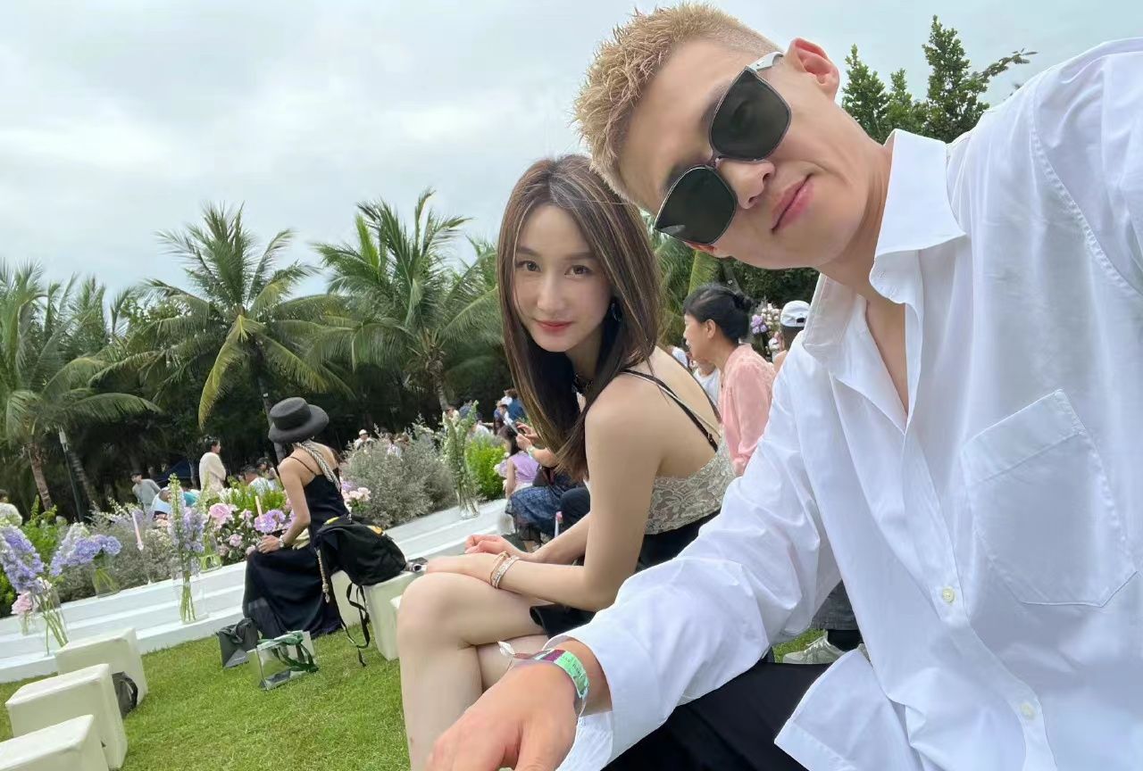 周鹏高调秀恩爱晒出甜蜜照非主流造型吸引眼球妻子颜值出众