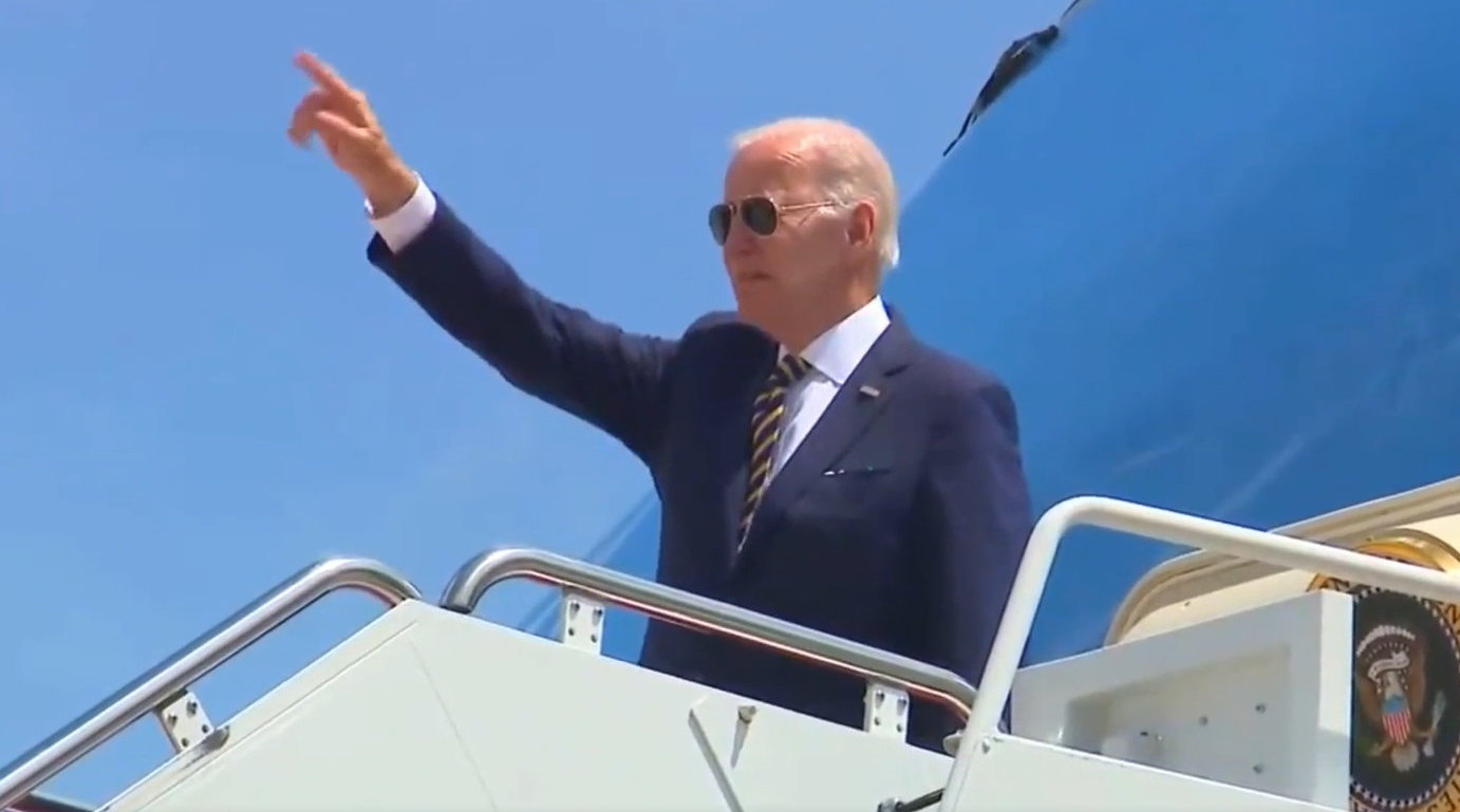 现场!拜登启程亚洲之行 平稳走上"空军一号"舷梯后挥手致意