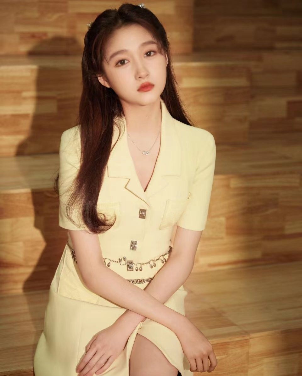 关晓彤衣品开挂鹅黄色连衣裙秀大长腿好身材优势尽显