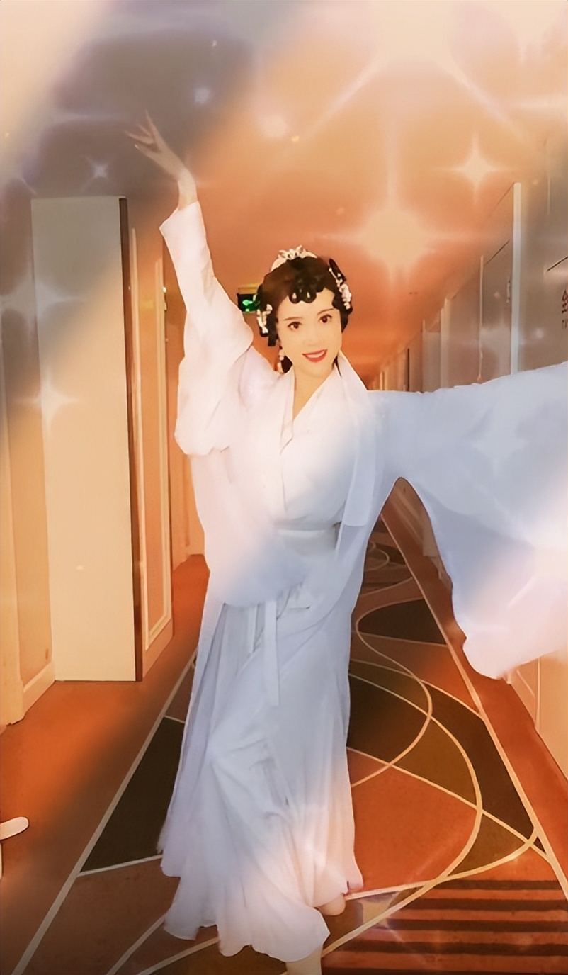 但更值得我们注意的是金巧巧跳舞的地点是酒店楼道,角