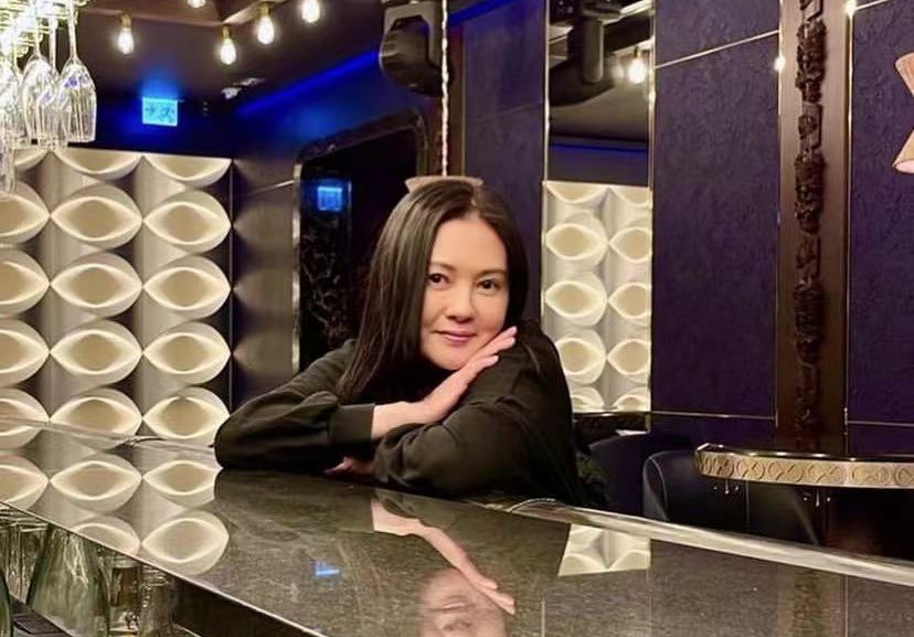 56岁的李丽珍携女儿现身某高级餐厅内,与男星周志文,张明伟一起聚餐