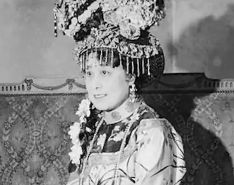 慈禧出洋相：第一次看到灯泡时大喊了2个字，至今人们仍在跟着喊休闲区蓝鸢梦想 - Www.slyday.coM