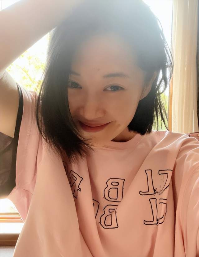 许晴被传封杀后首晒正脸照,素颜出镜露迷人笑容,53岁状态似少女|许晴|