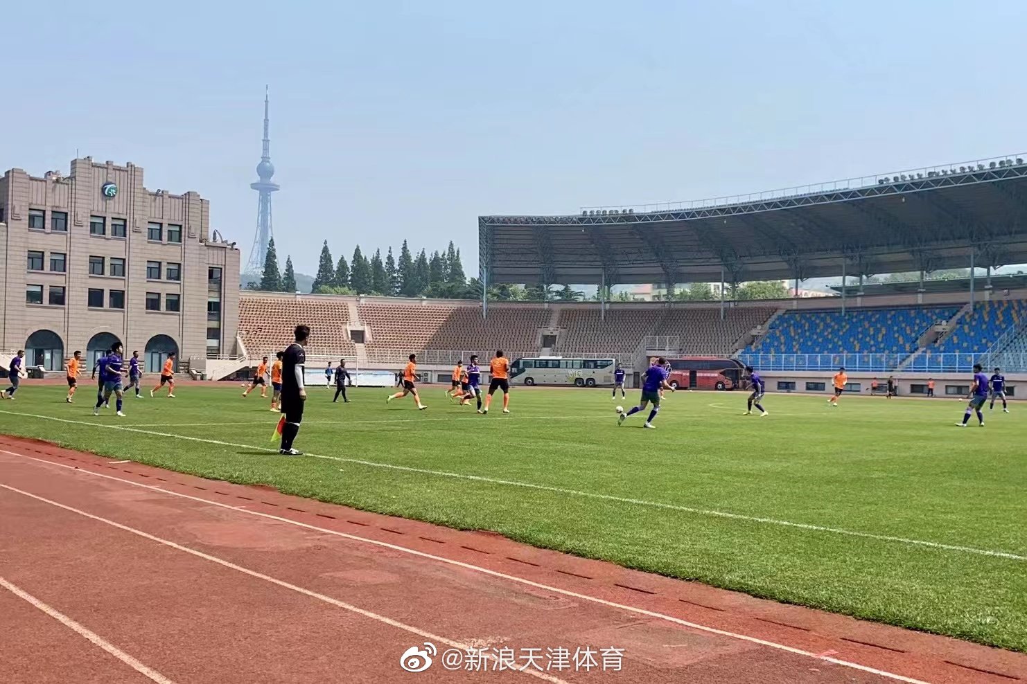 今天上午和青岛海牛队在天泰体育场进行了一场热身赛