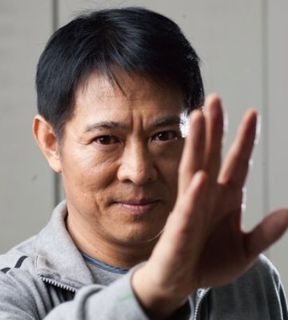 59岁李连杰现身壹基金捐的希望小学和师生一起就餐另捐100万