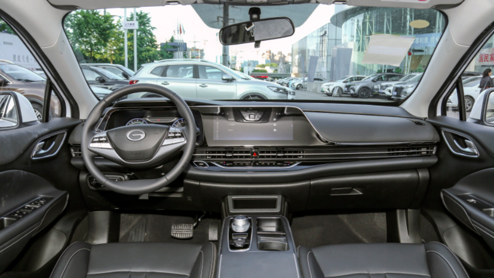 aion s是广汽埃安推出的首款车型,最大特点是颜值高,各方面参数足够亮