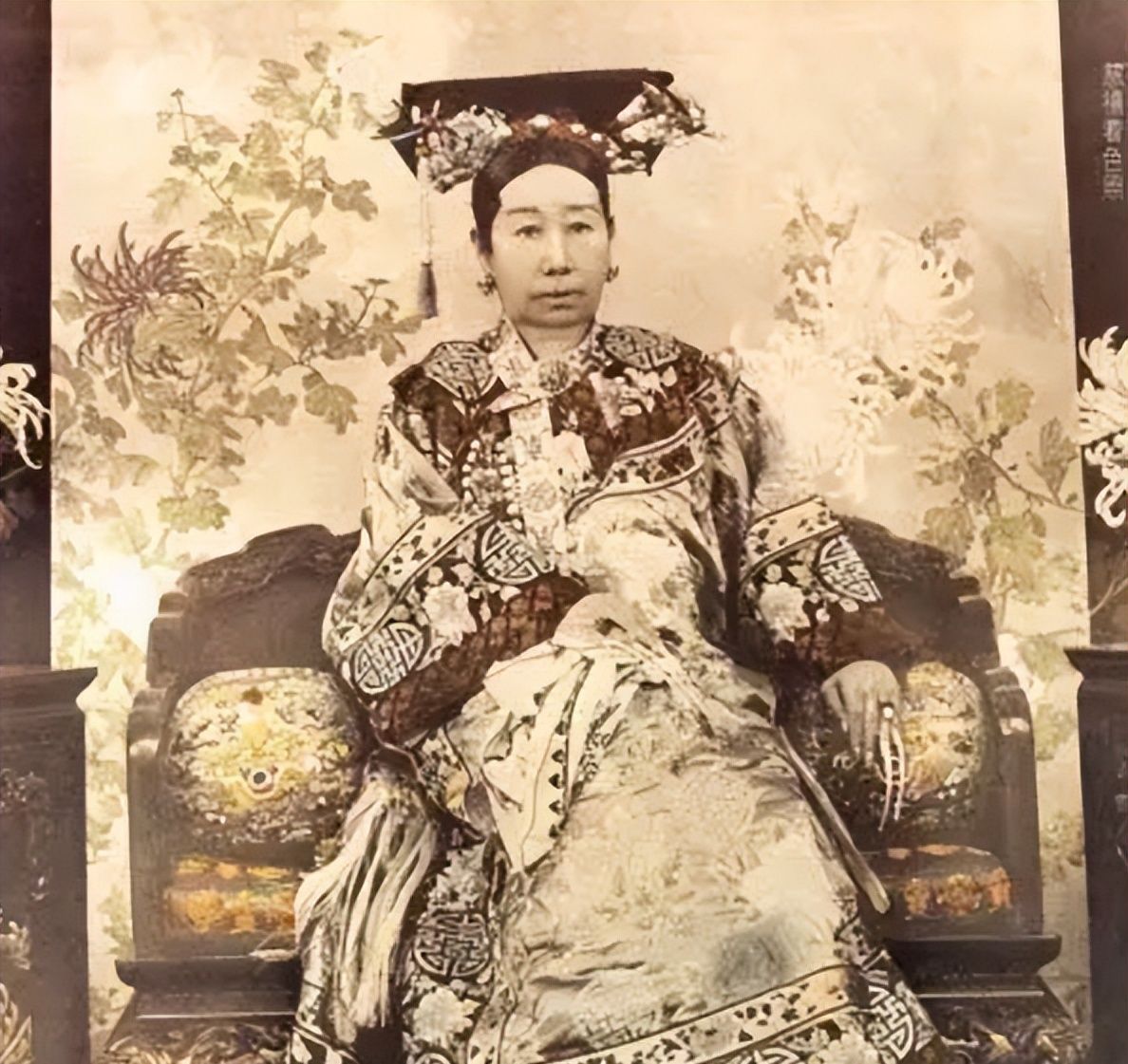 慈禧出洋相：第一次看到灯泡时大喊了2个字，至今人们仍在跟着喊休闲区蓝鸢梦想 - Www.slyday.coM