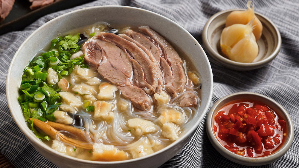 在家做西安美食羊肉泡馍肉烂馍香醇厚鲜美就着糖蒜吃太解馋