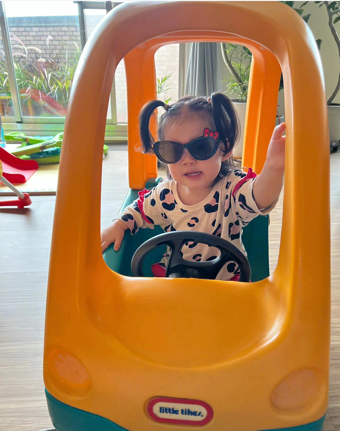 向太有了孙子照样宠孙女520高调晒孙女，穿粉裤继承奶奶美貌超萌休闲区蓝鸢梦想 - Www.slyday.coM