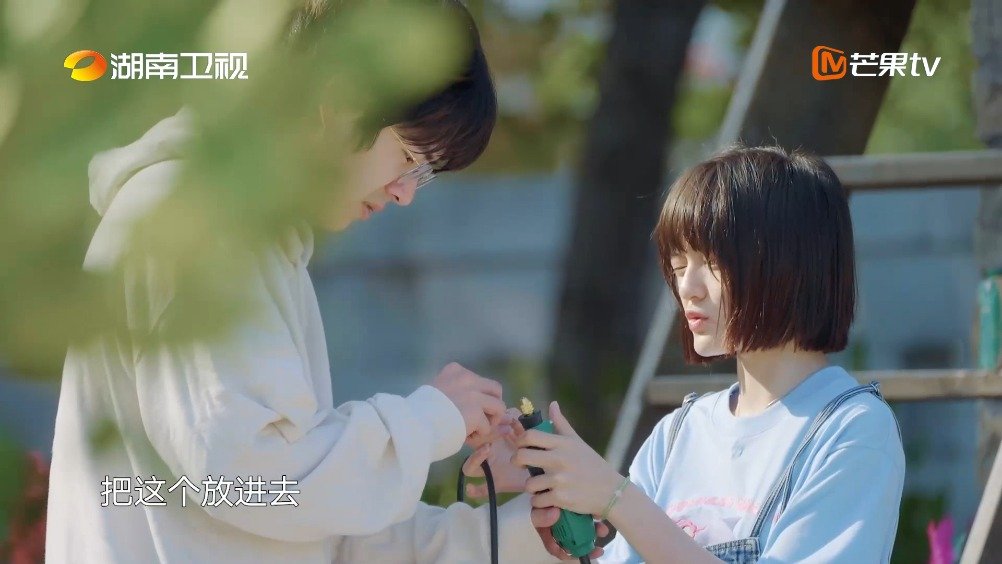 刘昊然turbo @演员文淇 围坐在院子里做风铃