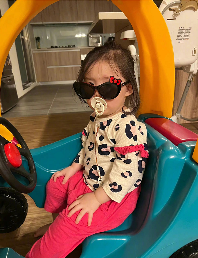 向太有了孙子照样宠孙女520高调晒孙女，穿粉裤继承奶奶美貌超萌休闲区蓝鸢梦想 - Www.slyday.coM