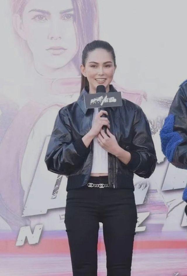 周杰伦夫妇逃不过中年发福同穿皮衣身材臃肿昆凌胖出了富态感