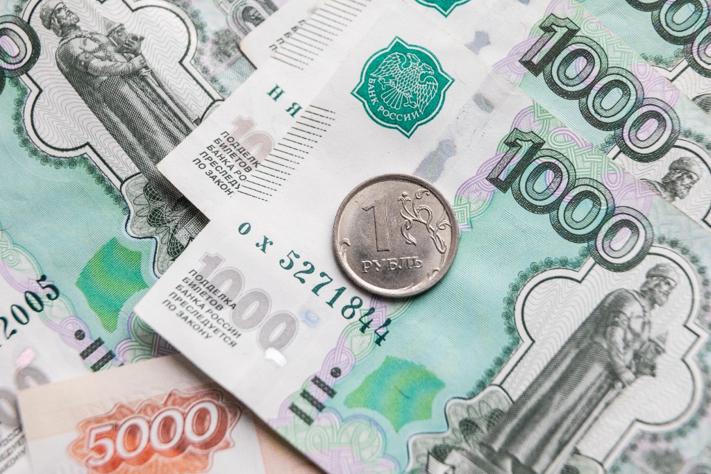 这是4月2日在俄罗斯首都莫斯科拍摄的卢布纸币和硬币。新华社记者白雪骐摄