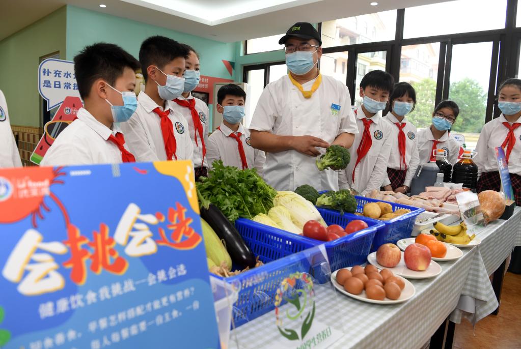 　　5月19日，合肥市翡翠学校厨师向学生们讲解食物营养搭配知识。新华社记者 刘军喜 摄