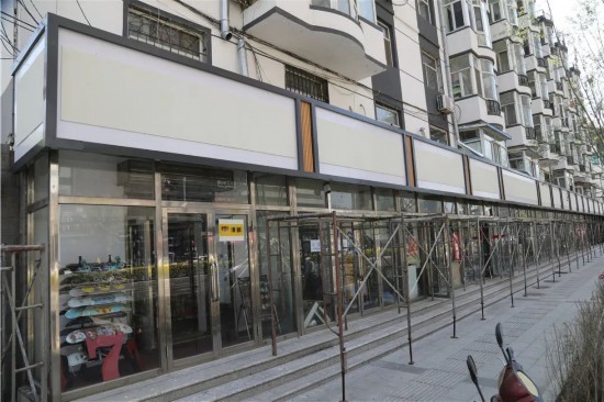 坐一坐,人民大街这一片的临街商铺改造牌匾,做的非常好