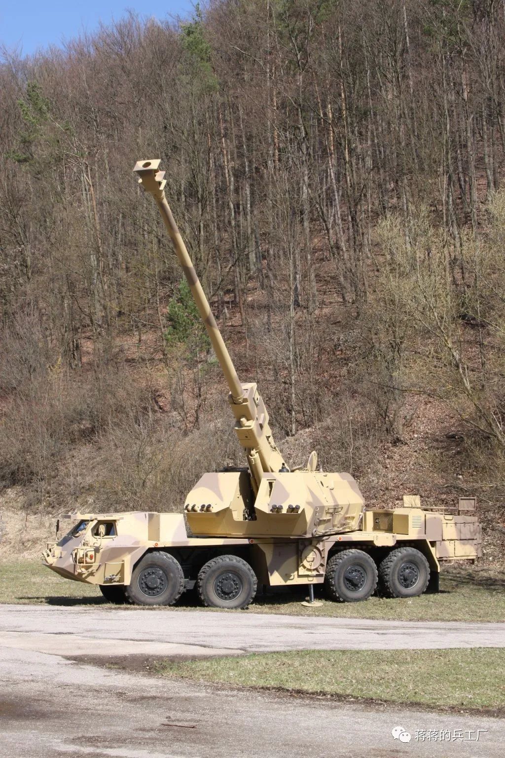祖扎纳2型轮式自行火炮性能还是比较不错的,在自动化程度与射程上都