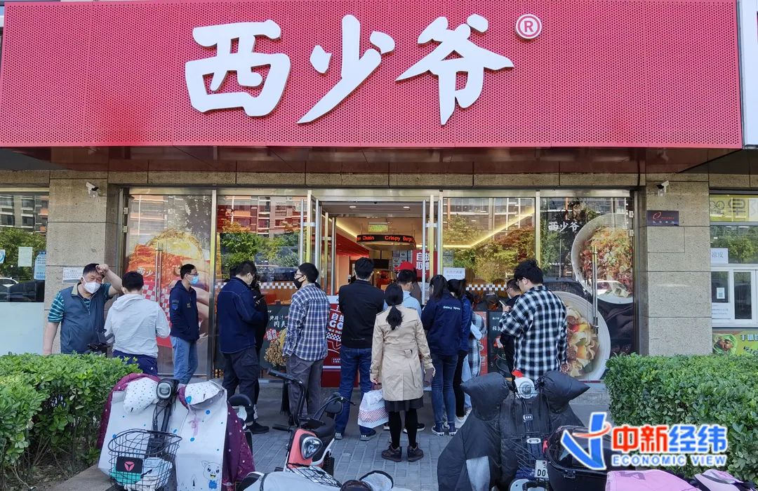 在西少爷宝盛广场店,顾客正在排队取餐 受访者供图此外,该负责人还