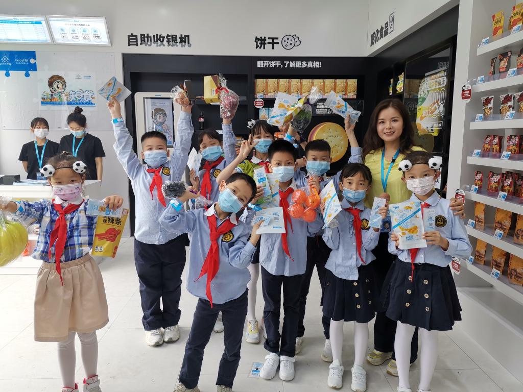 　　5月17日，在四川省成都市青少年宫（九里堤活动中心），儿童们参观“知食小卖部”展览。新华社记者 童芳 摄