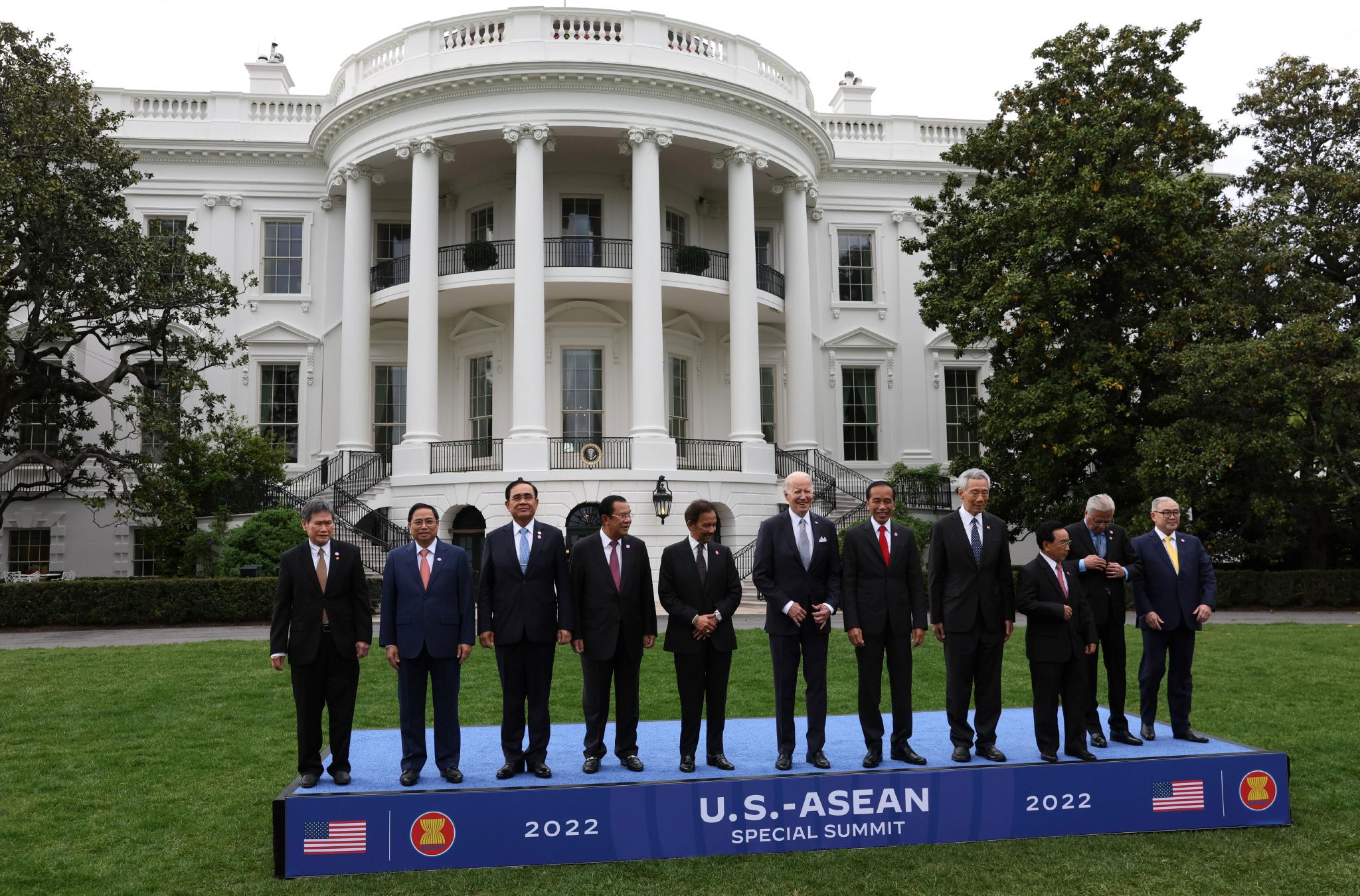 5月12日至13日召开的美国-东盟特别峰会上，拜登同东盟领导人在白宫合照。图自IC Photo