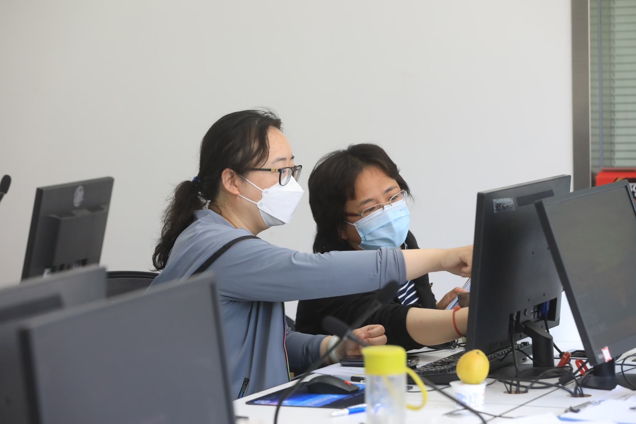 5月20日，海淀区疾控中心，流调工作人员在处理确诊病例信息。新京报记者 浦峰 摄