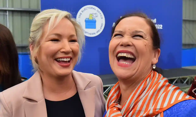 新芬党北爱尔兰领袖米歇尔·奥尼尔（左）和新芬党领袖玛丽·卢·麦克唐纳（右）在庆祝胜利 图源：路透社
