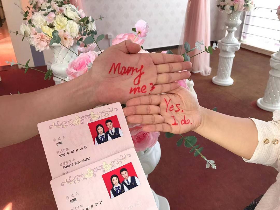 有不少新人手拿刚"出炉"的结婚证,甜蜜地留下了婚后的第一张合影.