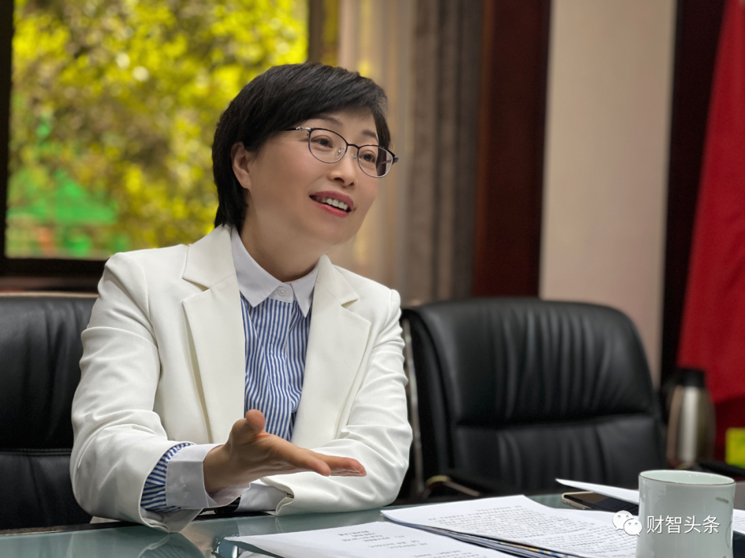 图:新昌县委书记黄旭荣接受《小康》杂志专访