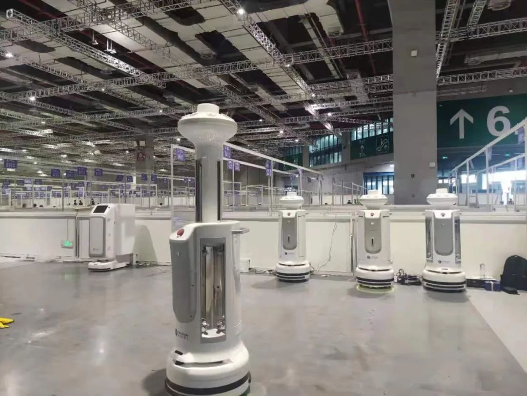 消毒机器人在国家会展中心方舱医院 供图单位：上海钛米机器人股份有限公司
