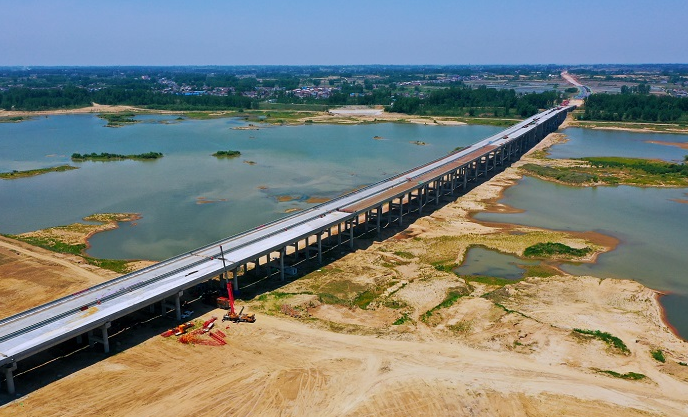 六安s325项目淠河特大桥顺利贯通