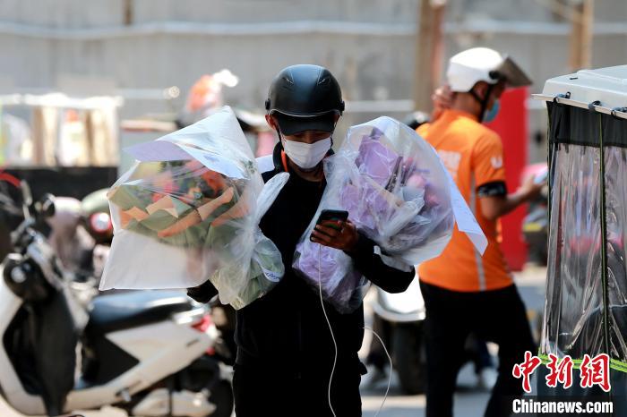 20"跑腿小哥送花忙|山东省|济南市|快递员_新浪新闻