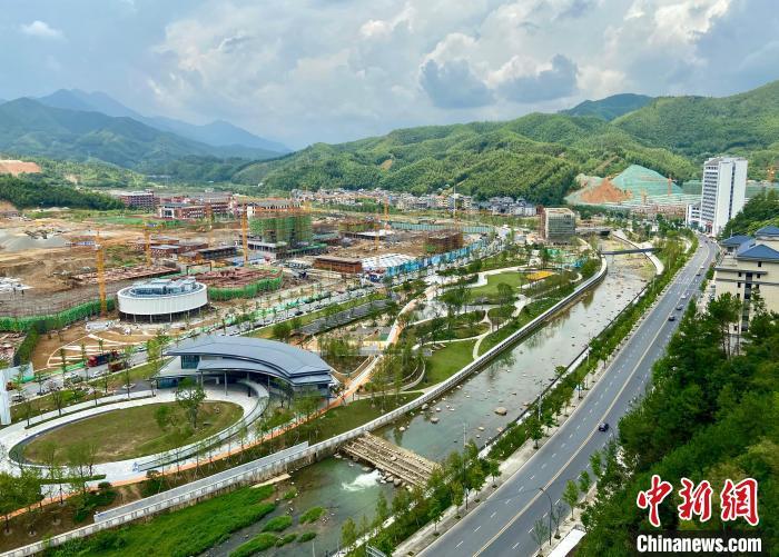 资料图:俯瞰发展中的遂昌县城。 项菁 摄