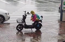 请客被儿子偷买了单，爸爸知道后跪地痛哭：监控下的一幕幕，戳中了亿万父母心休闲区蓝鸢梦想 - Www.slyday.coM