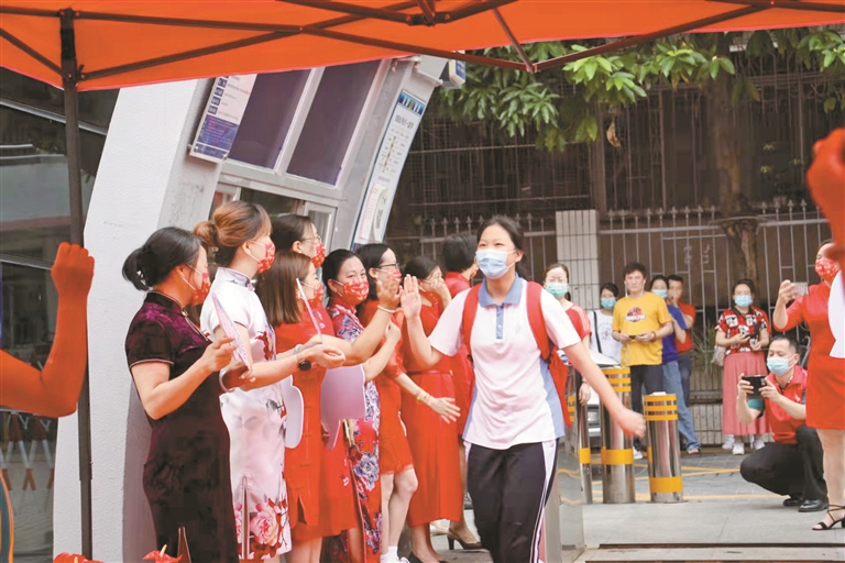 ▲桂园中学老师和家长为中考生鼓劲（资料图，学校供图）。