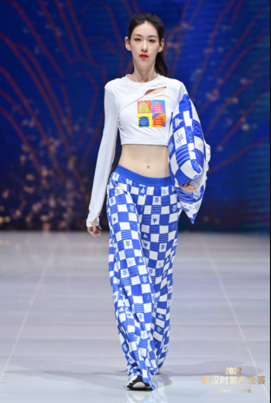 据统计,武汉服装企业中的高新技术企业达到20多家,拥有6个国家级企业