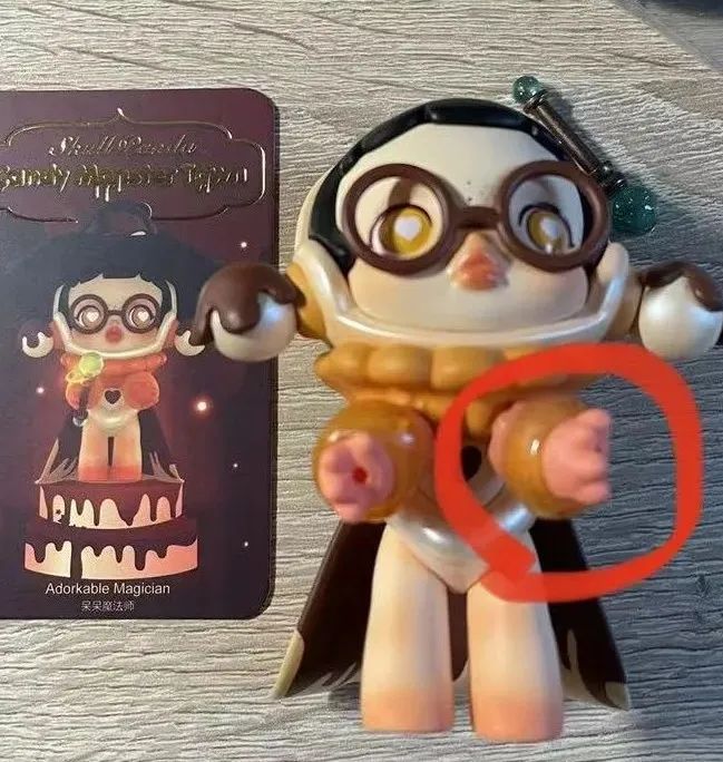 消费者抽中的隐藏款盲盒有明显瑕疵.