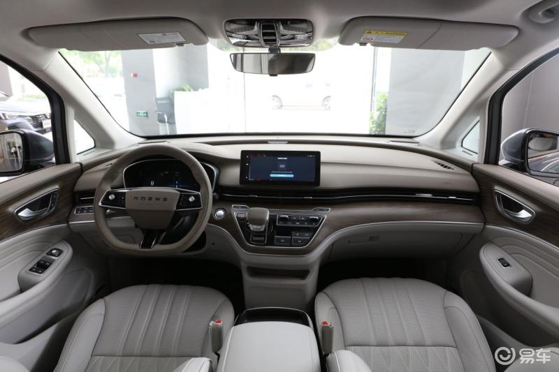 内饰设计方面,imax8内饰采用了环抱式的造型,用料上采用大量头层小