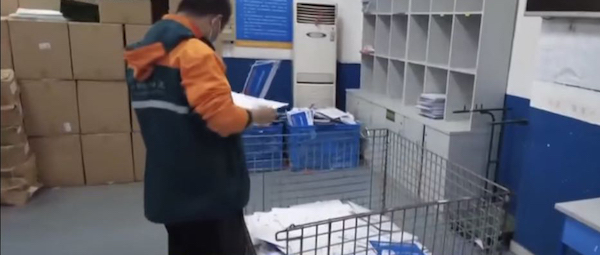 2022年5月19日，中国邮政工作人员处理快递邮件。（视频截图）