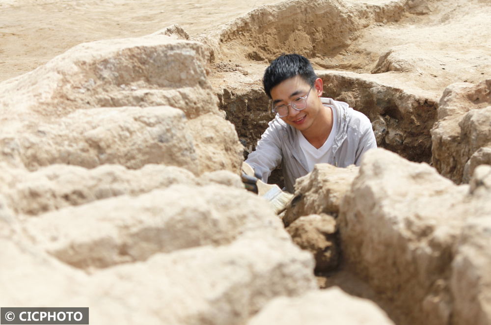 山西襄汾陶寺考古队里的年轻人