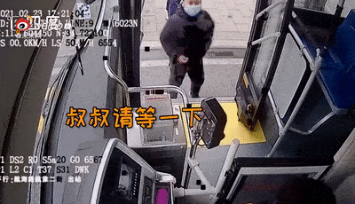 请客被儿子偷买了单，爸爸知道后跪地痛哭：监控下的一幕幕，戳中了亿万父母心休闲区蓝鸢梦想 - Www.slyday.coM