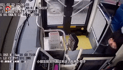 请客被儿子偷买了单，爸爸知道后跪地痛哭：监控下的一幕幕，戳中了亿万父母心休闲区蓝鸢梦想 - Www.slyday.coM