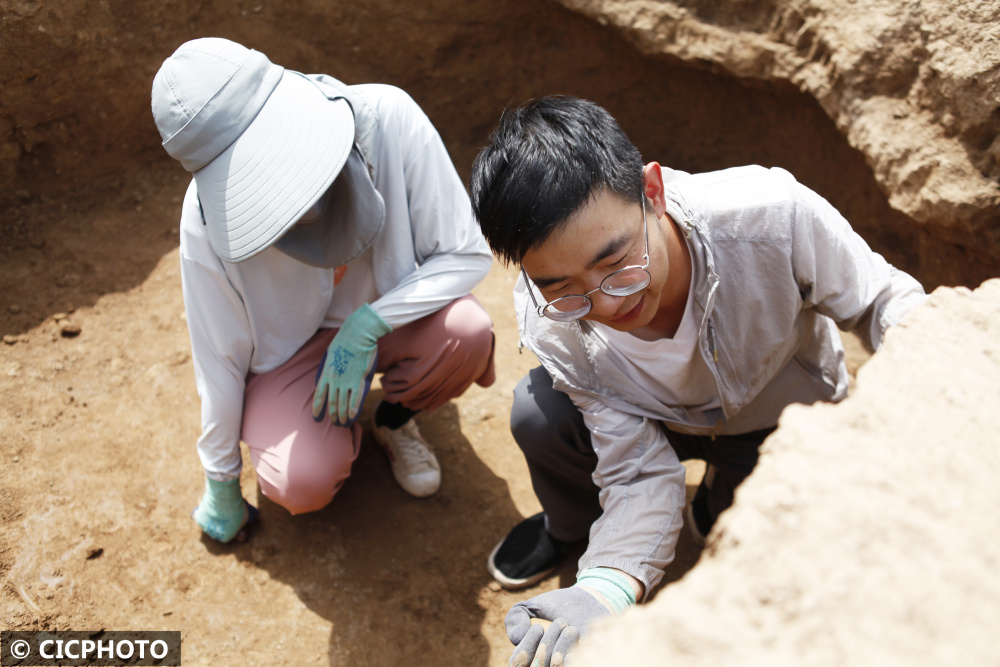 山西襄汾陶寺考古队里的年轻人