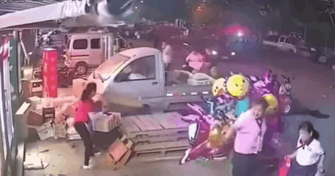 请客被儿子偷买了单，爸爸知道后跪地痛哭：监控下的一幕幕，戳中了亿万父母心休闲区蓝鸢梦想 - Www.slyday.coM