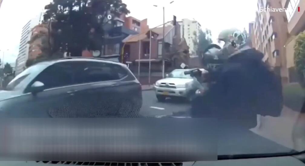 哥伦比亚一男子遭遇持枪抢劫，被抢后开车加速追赶并撞倒劫匪休闲区蓝鸢梦想 - Www.slyday.coM